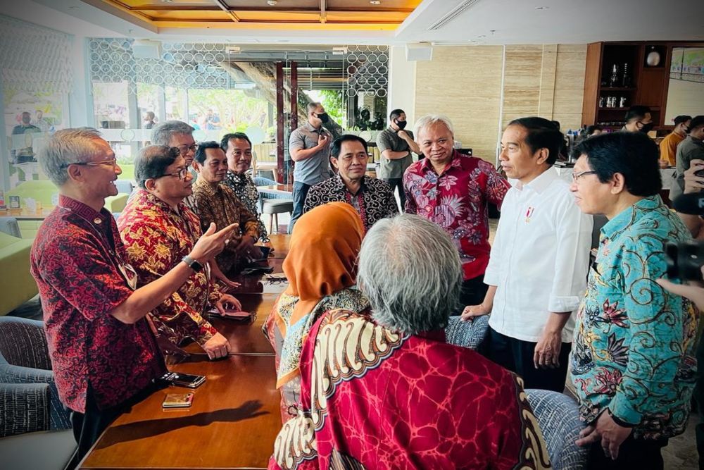 Jokowi Pamer Foto Reuni dan Wisuda Pasca Diterpa Isu Ijazah Palsu