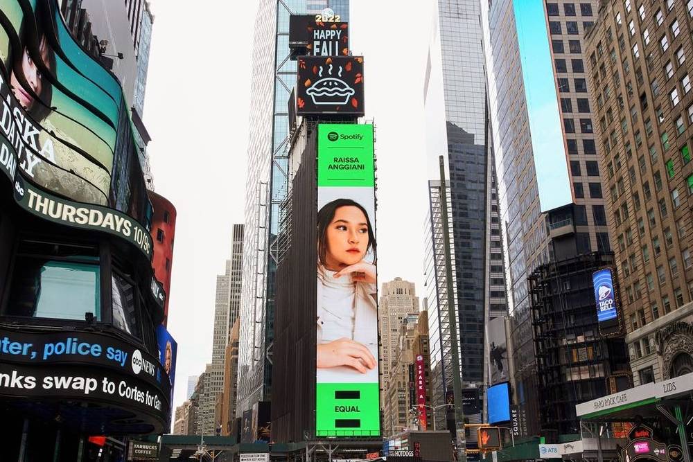 Wajahnya Dipajang di Billboard New York Times Square, Siapa Raissa Anggiani?