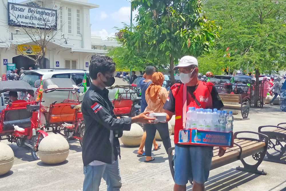 Komunitas Motor Honda Bagi-bagi Makan Siang di Pasar Beringharjo