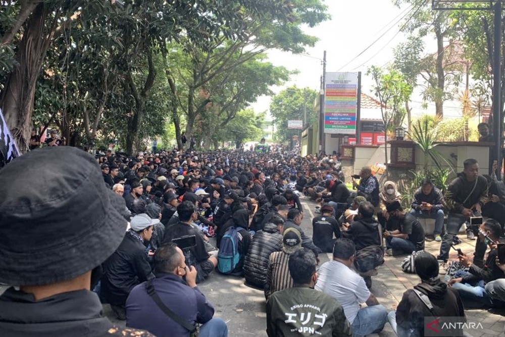 Ratusan Orang Protes Proses Hukum Tragedi Kanjuruhan, Aremania: RIP Hati Nurani