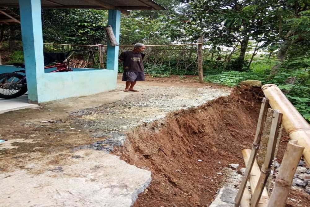 Talut Setinggi 4 Meter Ambrol Ancam Rumah Warga di Karangmojo