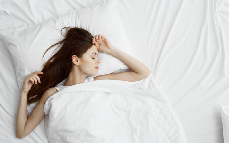 Ini Posisi Tidur yang Ideal untuk Ringankan Heartburn