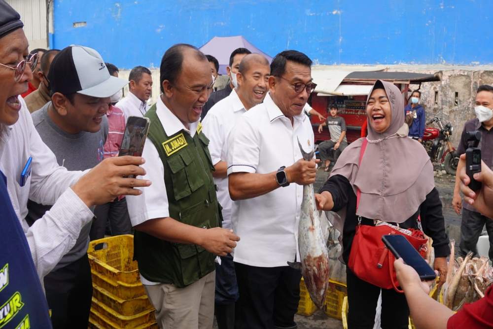 Kepala Staf Kepresidenan Tinjau Penyaluran BBM untuk Nelayan di Pelabuhan Perikanan Pantai Tegalsari Tegal