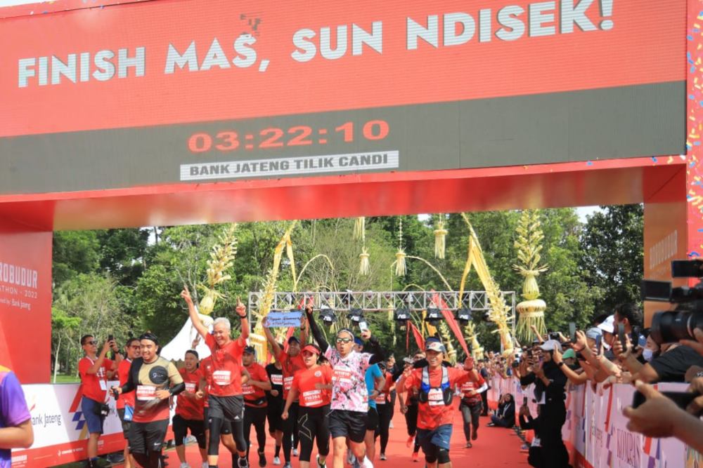 Ganjar Sukses Finis Half Marathon di Ajang Borobudur Marathon 2022