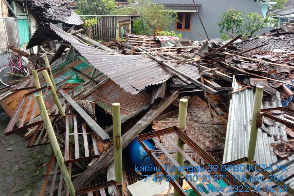 Hujan Angin di Jogja Robohkan Rumah dan Tumbangkan Pepohonan