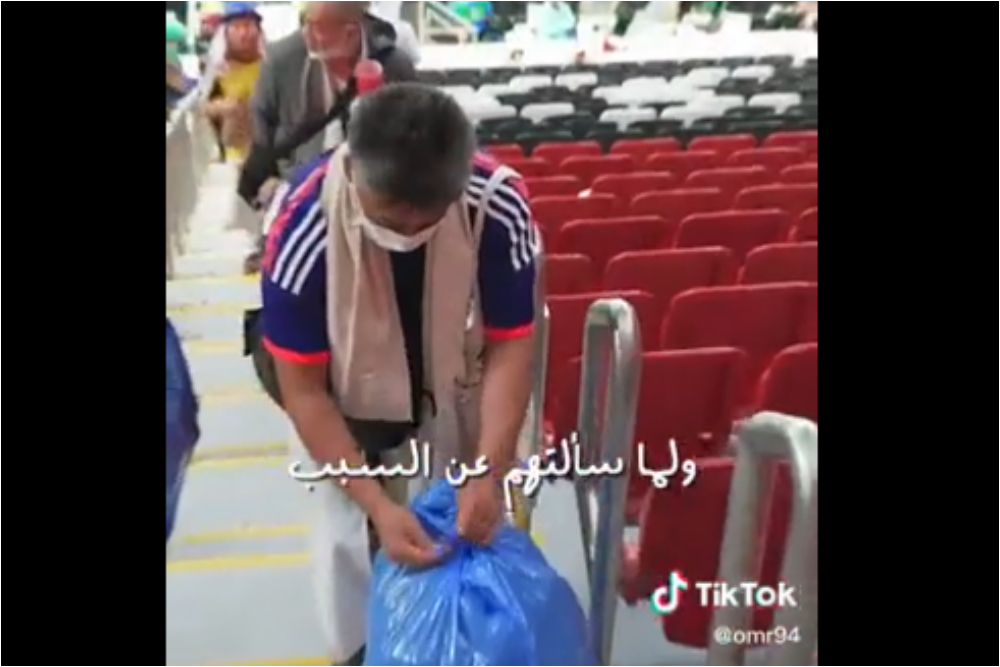 Suporter Jepang Ramai-Ramai Bersihkan Sampah di Stadion Al Bayt Qatar