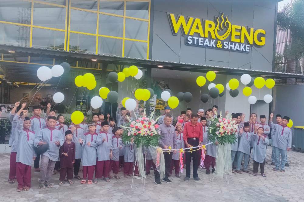Soft Launching Cabang ke-10 di DIY, Waroeng Steak Berbagi kepada Ratusan Santri
