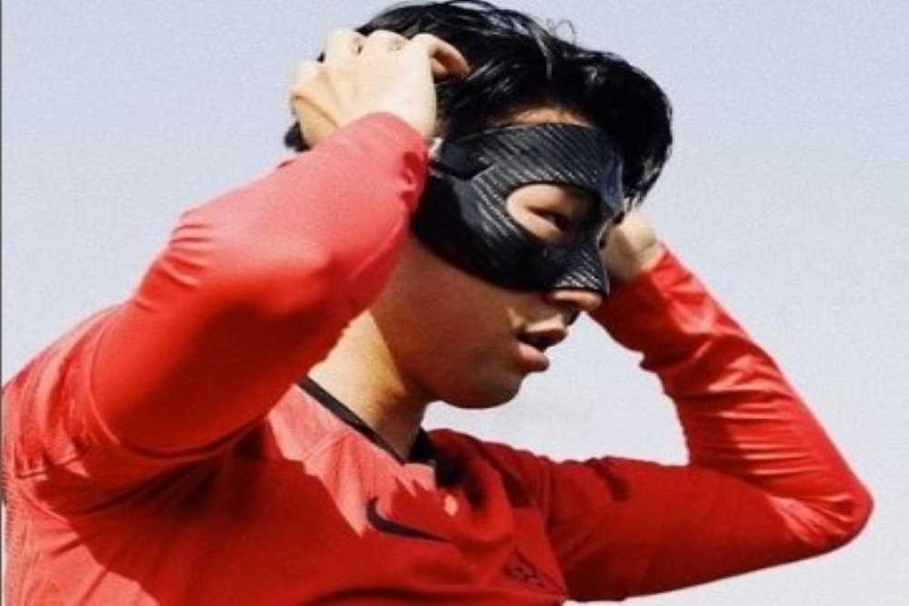 Bak Superhero Batman, Son Heung Min Tampil dengan Topeng