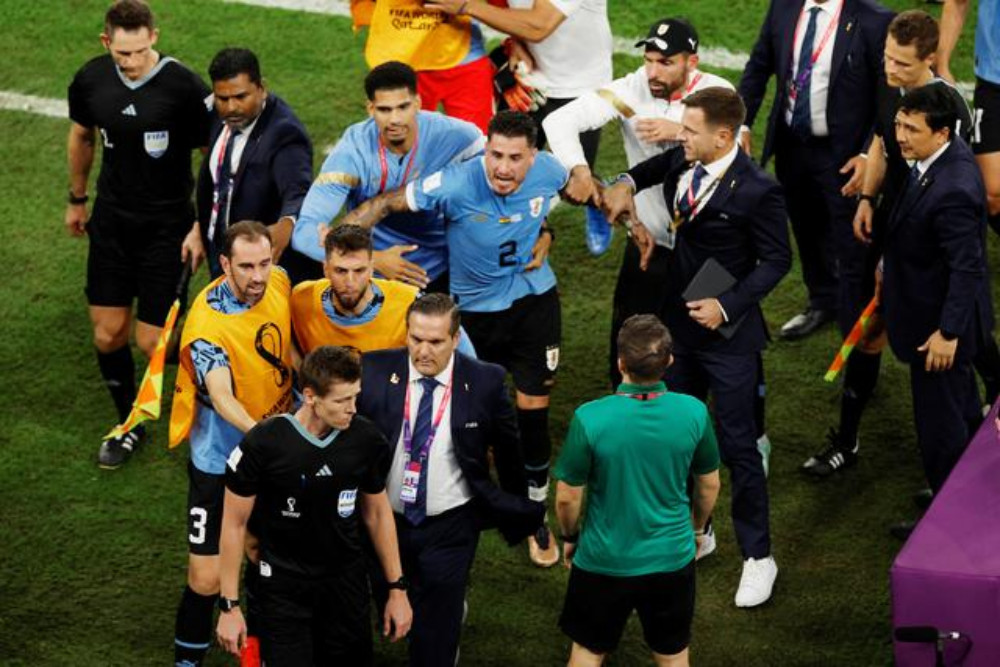 Pemain Uruguay Mengejar Wasit, Luis Suarez Menangis di Bangku Cadangan  