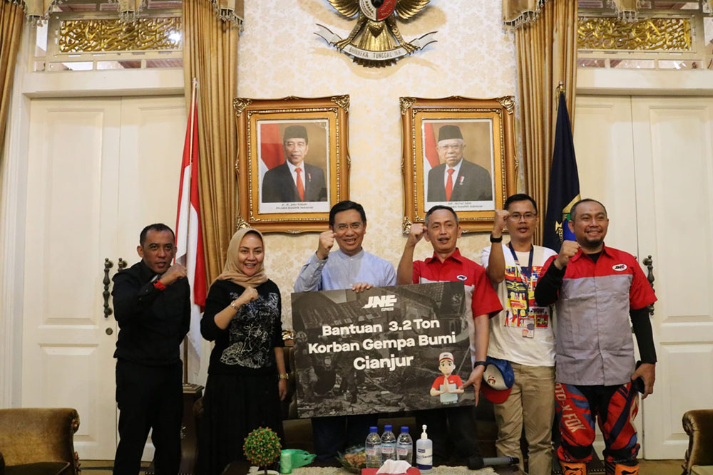 JNE Serahkan 3,2 Ton Bantuan ke Pemerintah Kabupaten Cianjur