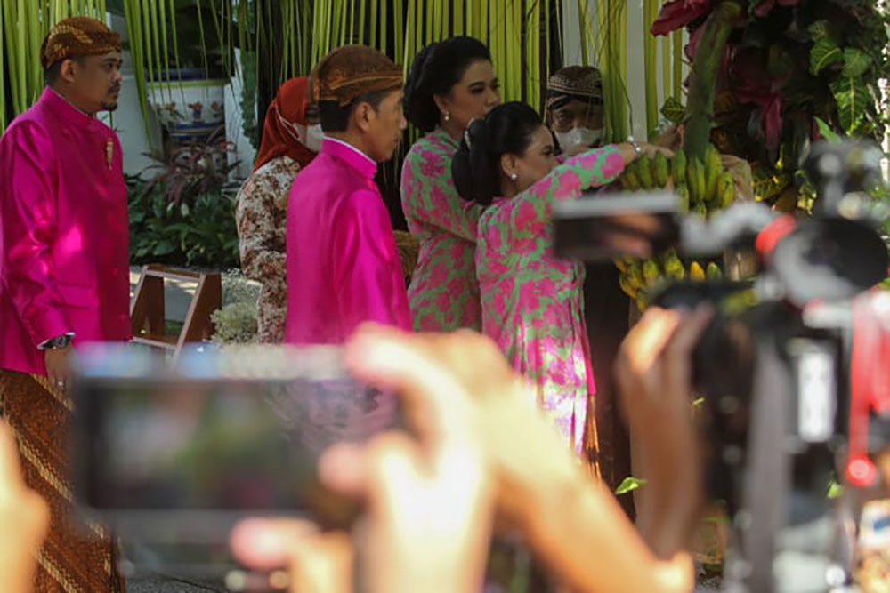 Ribuan Sukarelawan Pendukung Jokowi Gunakan Tanda Pengenal saat Pernikahan Kaesang-Erina