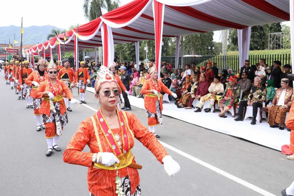 Ganjar Ramaikan Pawai Budaya Kerajaan di Borobudur