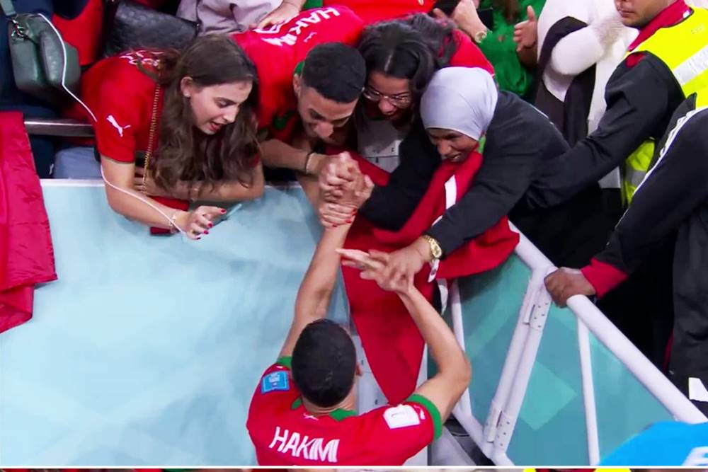 Hakimi Kembali Hampiri Sang Ibunda di Tribune Seusai Bawa Maroko ke Semifinal