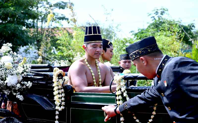 Ngunduh Mantu Jokowi Dikritik Bak Acara Maharaja, Lebih Heboh dari Sultan Jogja dan Solo