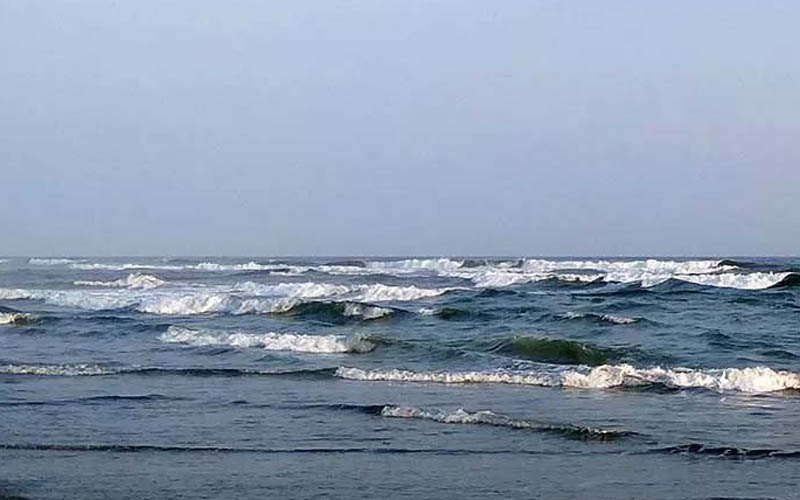 Gelombang Pantai Selatan DIY Mengganas, Wisatawan Diminta Waspada