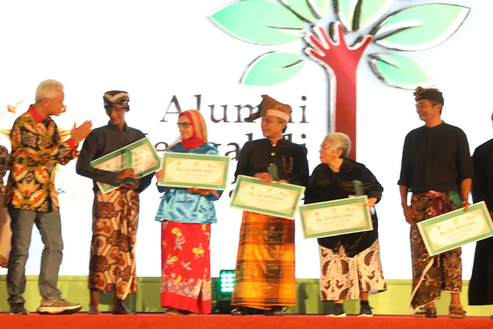 Gubernur Jawa Tengah Ganjar Pranowo Memberikan Sambutan Sekaligus Menyerahkan Penghargaan Alumni Mengabdi Award 2022 UGM