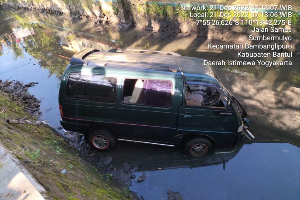 Tabrak Becak Motor, Mobil Carry Futura Terjun Ke Sungai di Samas Bantul