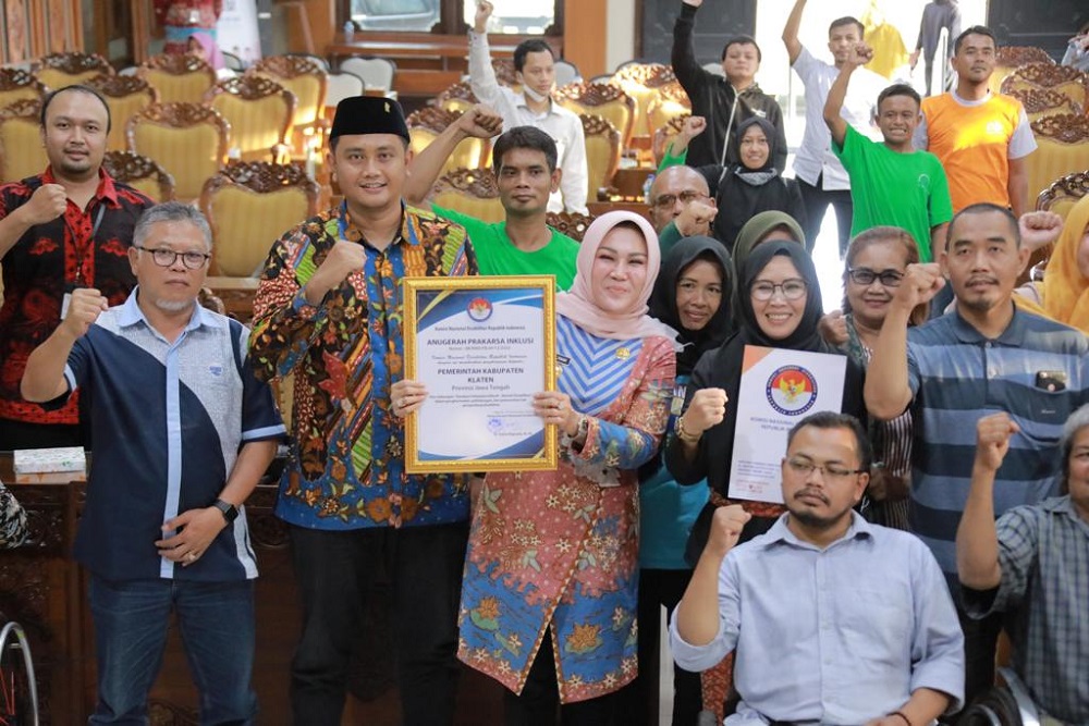 Bupati Klaten dan Camat Polanharjo Terima Anugerah Prakarsa Inklusi