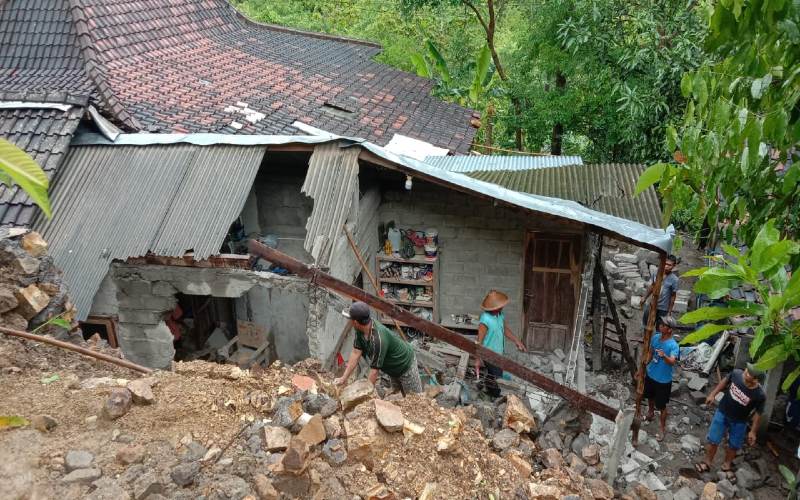 Dampak Hujan, Rumah Warga di Bantul Ambrol dan Terbawa Arus Sungai
