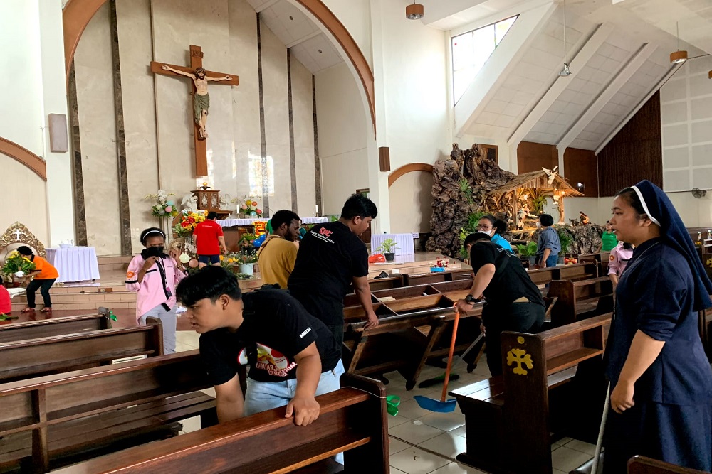 Wujud Kebinekaan, Sukarelawan GMC DIY Bersihkan Gereja hingga Berbagi Parsel
