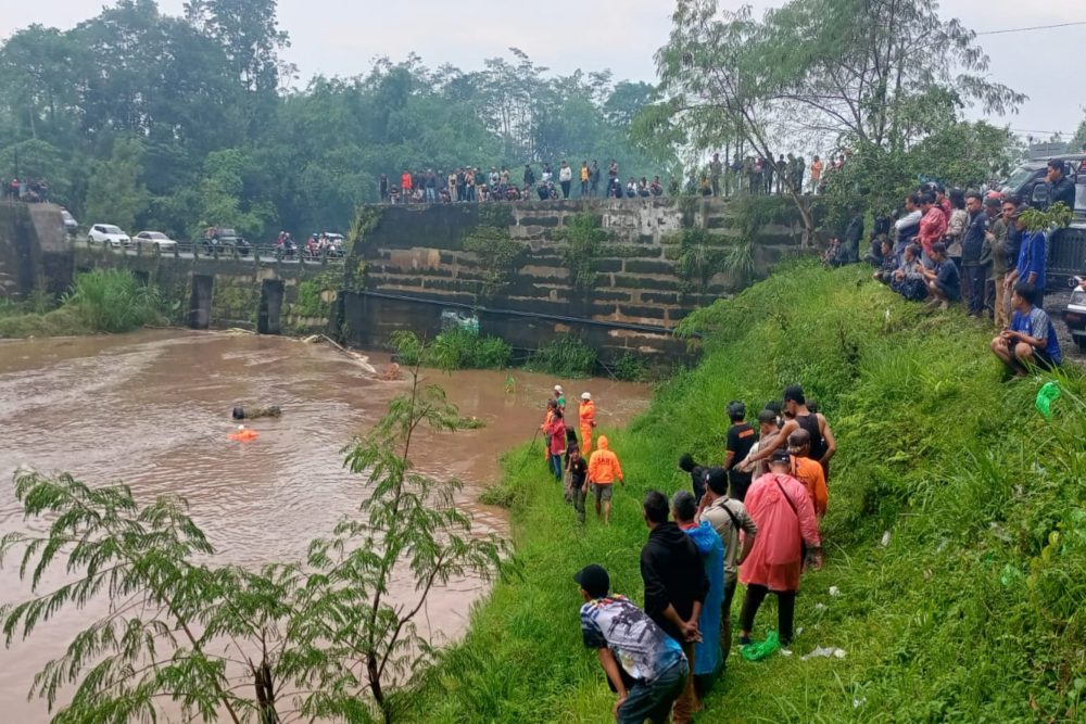 Sungai Lereng Merapi Meluap, Truk Pasir dan Jip Wisata Terjebak