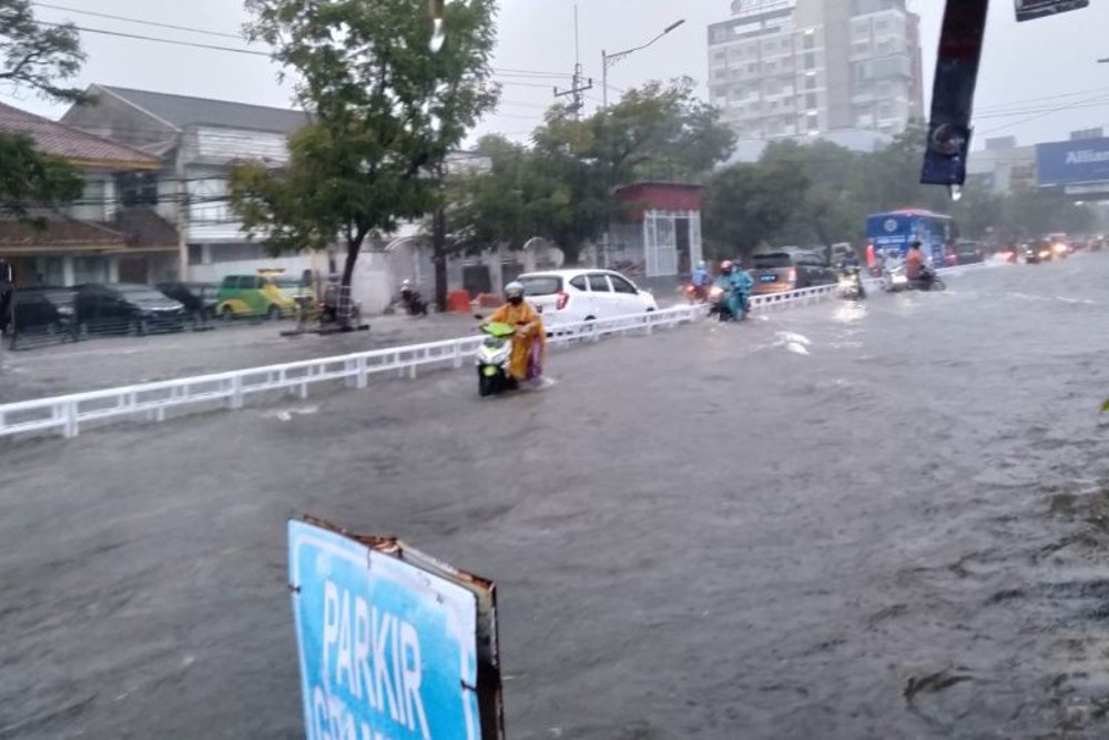 Semarang Diguyur Hujan Deras, Kendaraan Mogok karena Terjebak Banjir