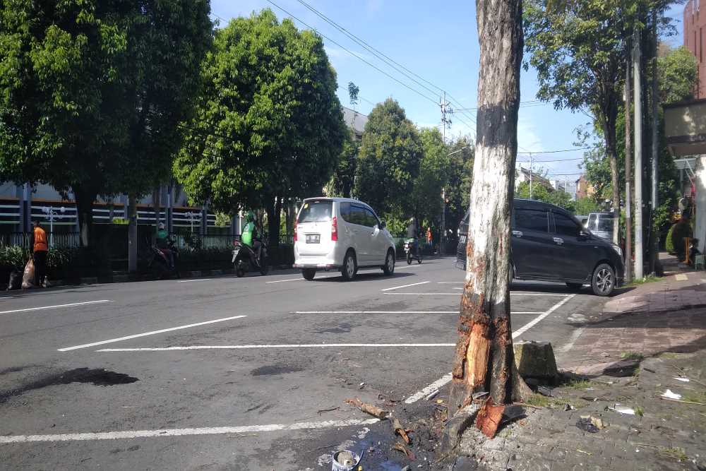 Mobil Tabrak Pejalan Kaki dan Pedagang di Jalan Urip Sumoharjo