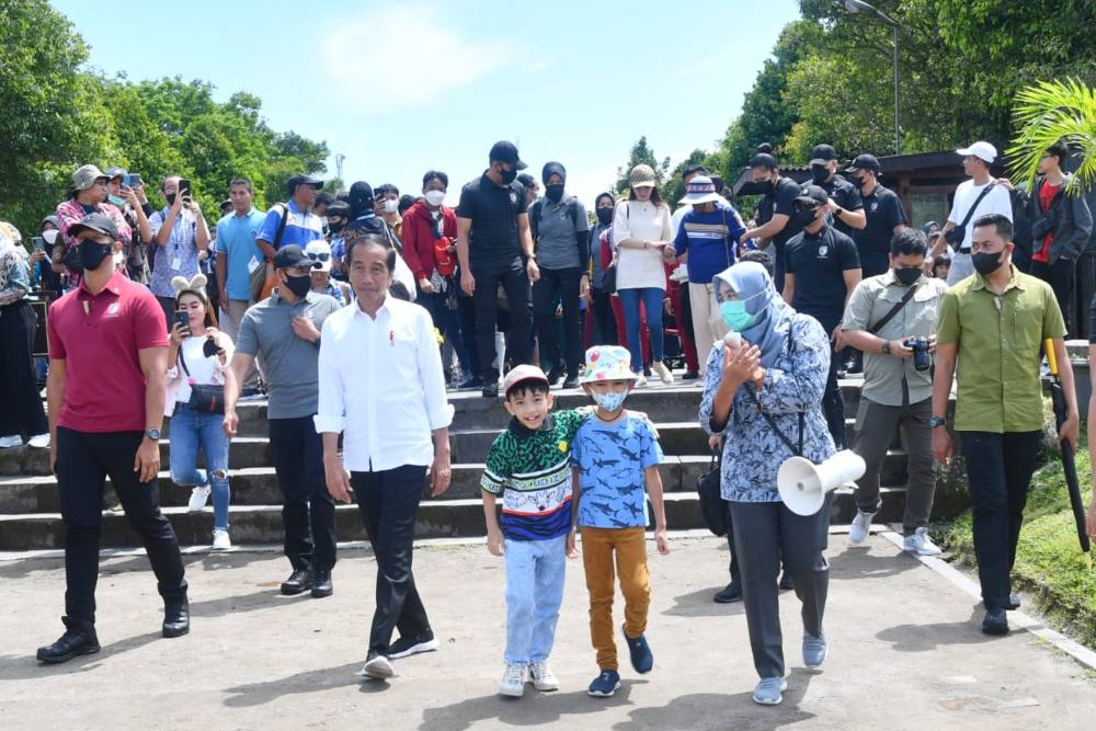 Ajak Anak & Cucu, Presiden Jokowi Jalan-jalan ke Candi Prambanan