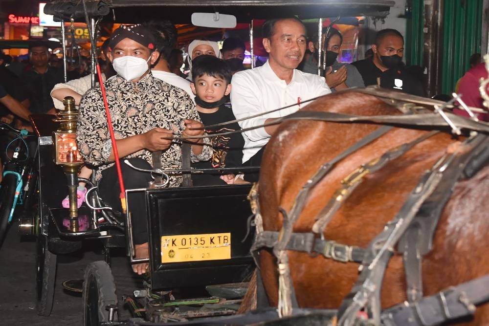 Jokowi Naik Andong di Malioboro, Warga Antusias Menyapa
