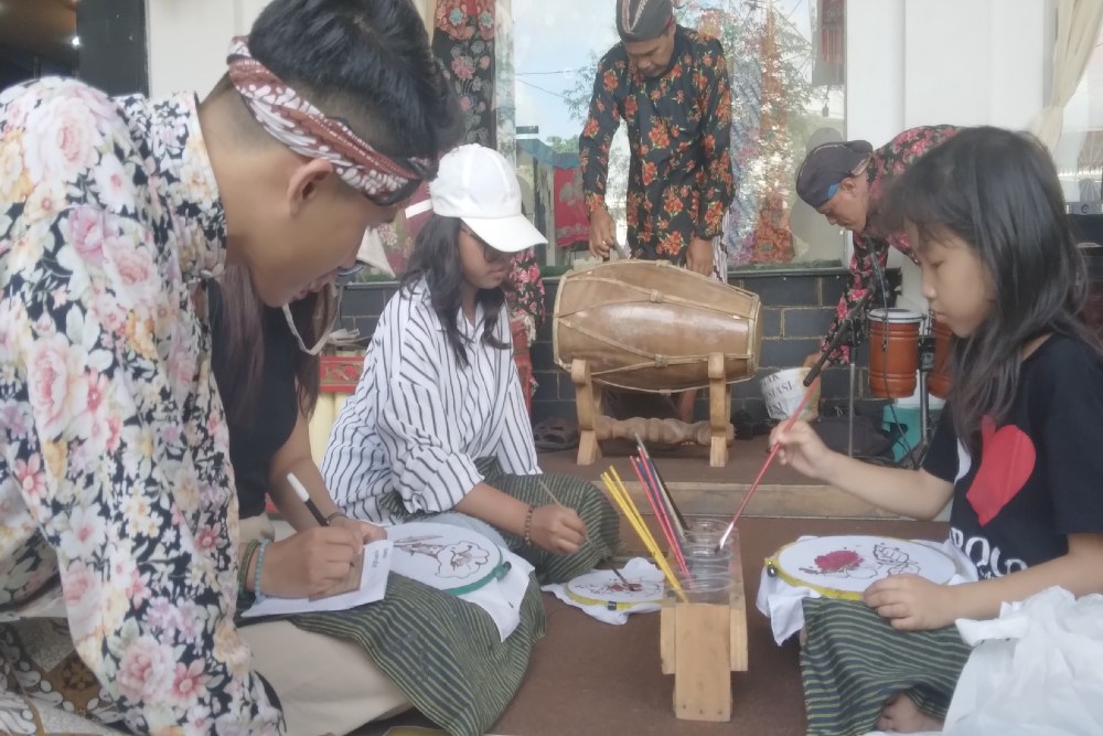 Wisatawan Diajak Menulis Aksara Jawa di Malioboro, Begini Keseruannya
