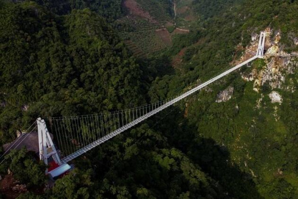Dijuluki Naga Putih, Jembatan Kaca Ini Jadi yang Terpanjang di Dunia