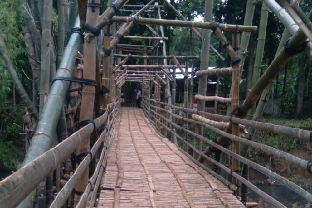 Demi Perlancar Akses, Warga Pucunggrowong Gunakan Jembatan Bambu