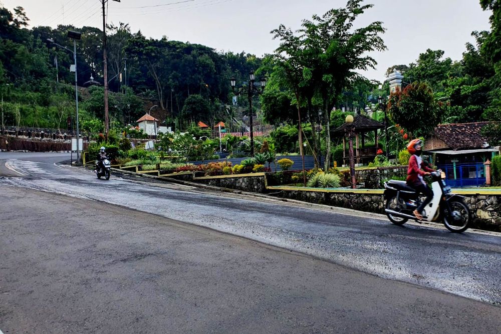 Rembesan Air Terus Muncul di Jalan Jogja-Wonosari, Warga Menduga Ini Penyebabnya