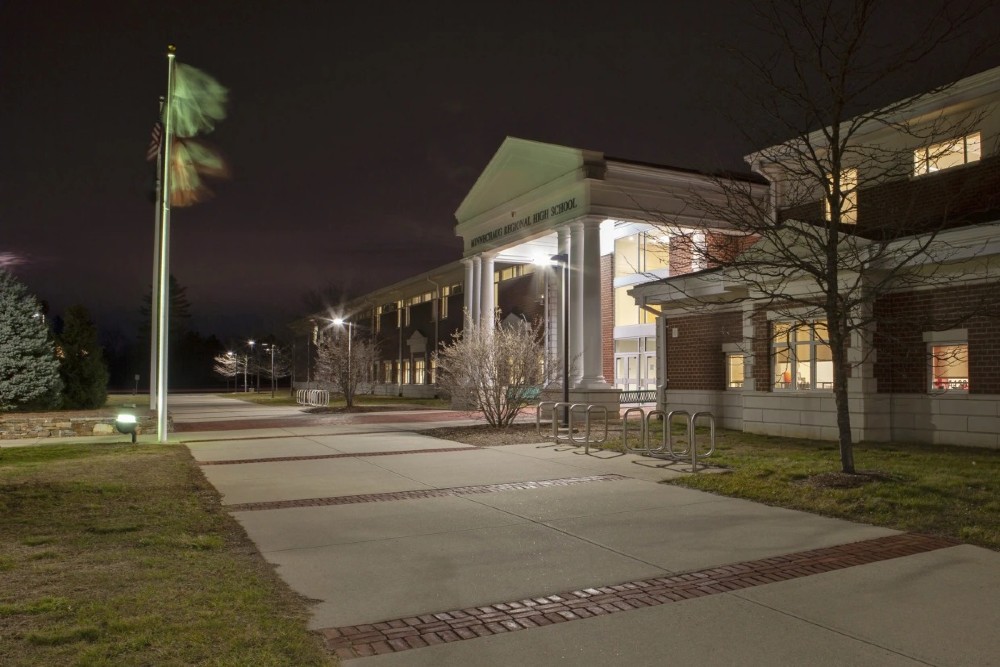 Tidak Bisa Dimatikan, Lampu SMA Ini Terus Menyala Selama Hampir Dua Tahun