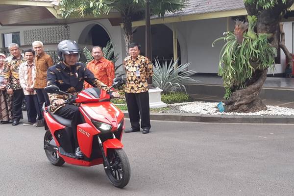 Dahulukan Subsidi Motor Listrik, Presiden Jokowi: Untuk Mobil Listrik Belakangan