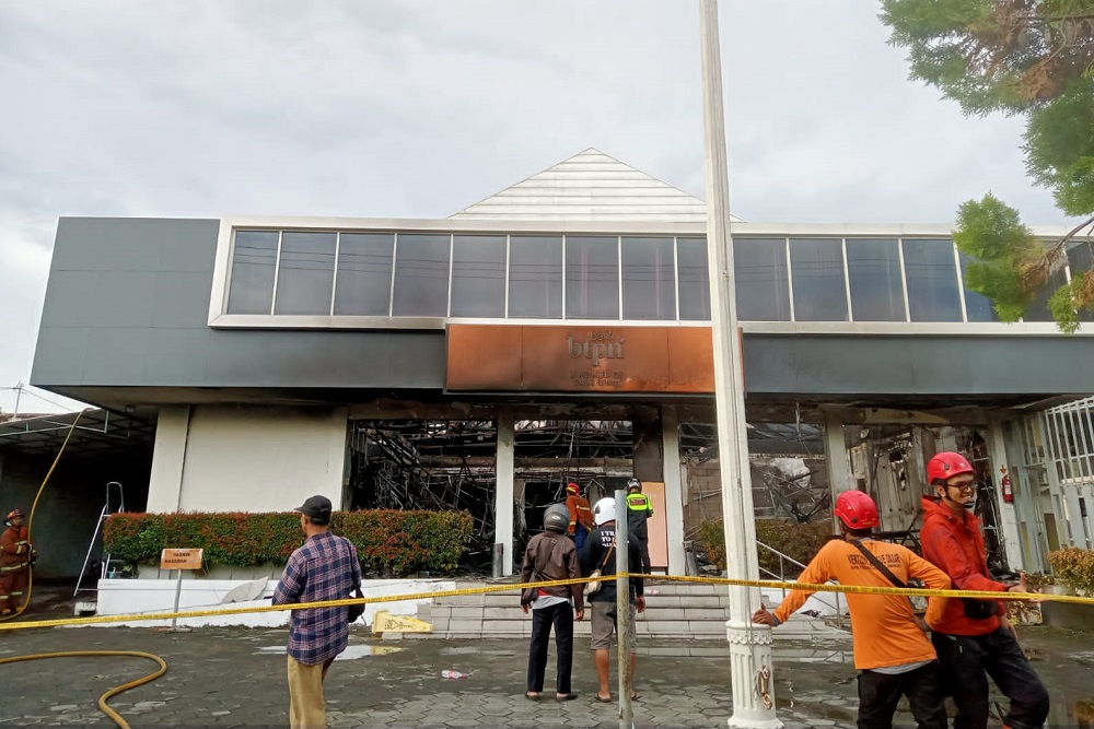 BREAKING NEWS: Bank BTPN Jogja Terbakar, Kerugian Capai Rp25 Miliar