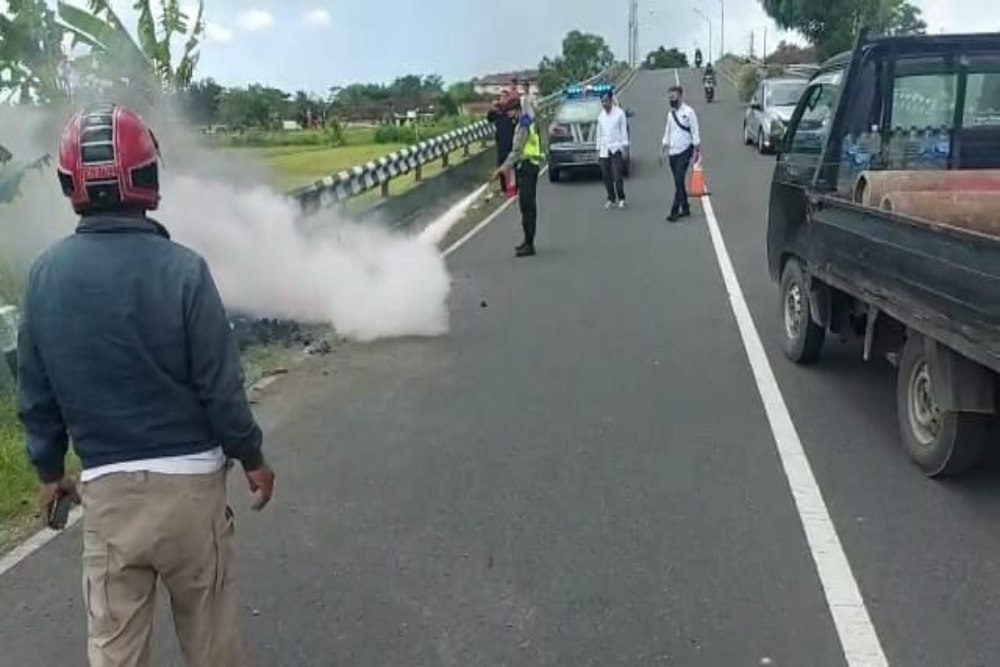 Arang yang Dibawa Mendadak Menyala, Sepeda Motor Pria Ini Hangus Terbakar