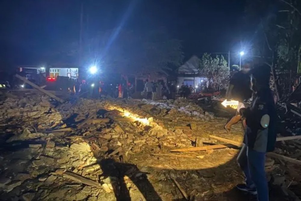 Rumah Pembuat Mercon Meledak, Polisi Temukan Potongan Tubuh di Reruntuhan