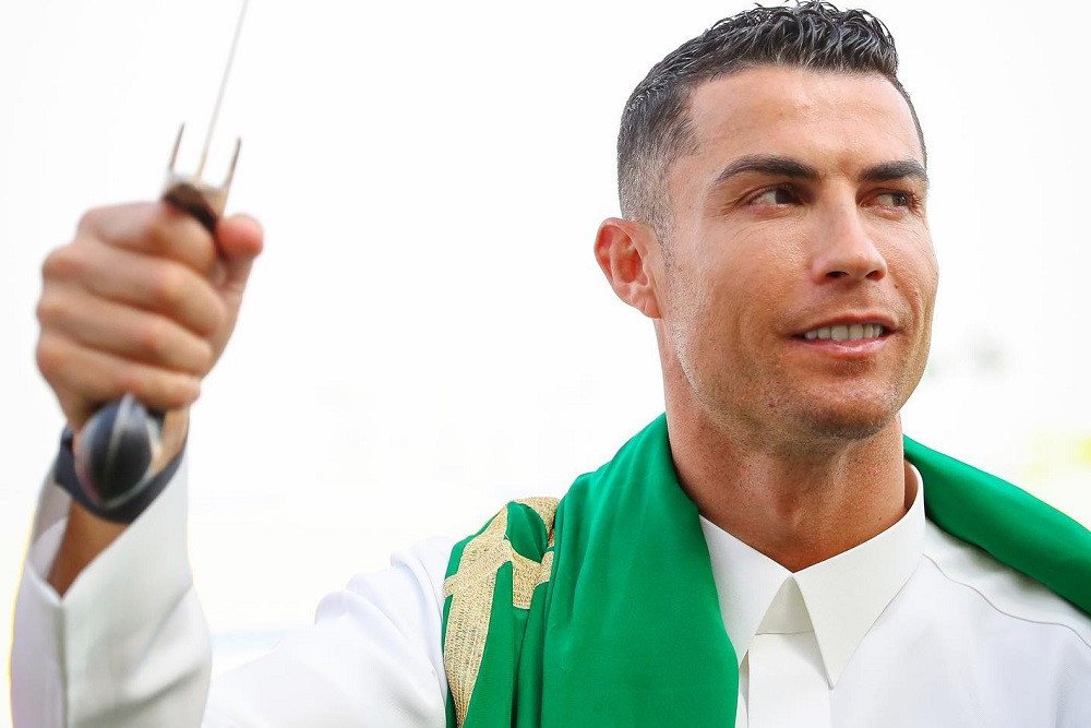 Begini Penampilan Cristiano Ronaldo dengan Gamis dan Pedang di Hari Pendirian Arab Saudi