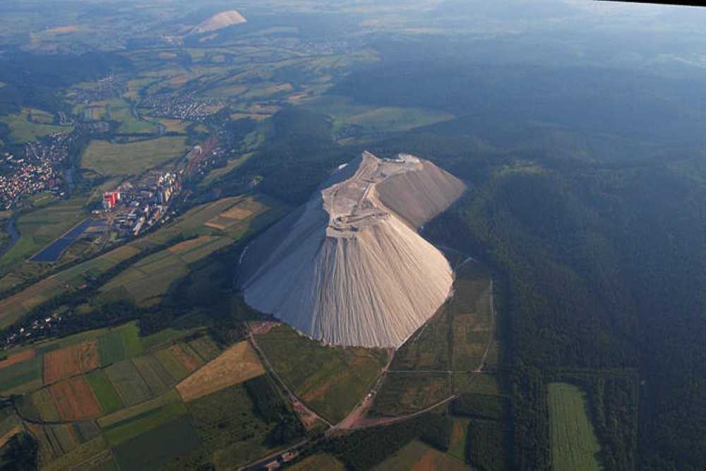 Mengenal Monte Kali, Gunung Garam Buatan Terbesar di Dunia
