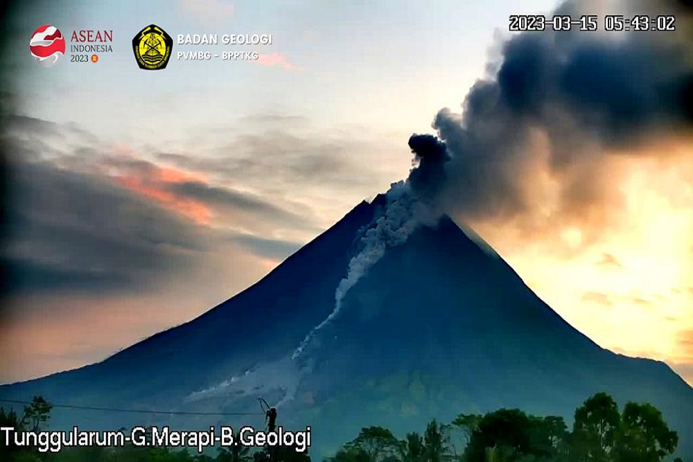 Gunung Merapi Luncurkan Lava Pijar 11 Kali dengan Jarak Luncur 1.200 Meter