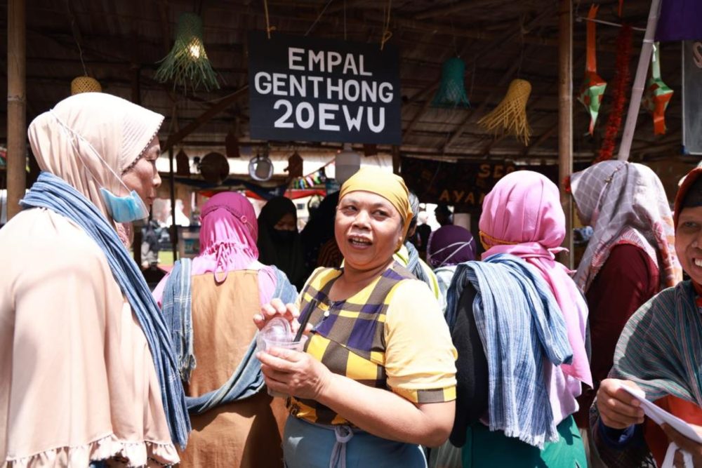 Terima Voucer, Ratusan Buruh Gendong Berbelanja di Pasar Kangen