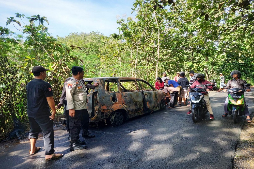 Mobil Hangus Terbakar di Ruas Jalan Saptosari-Paliyan Gunungkidul, Sopir Terluka