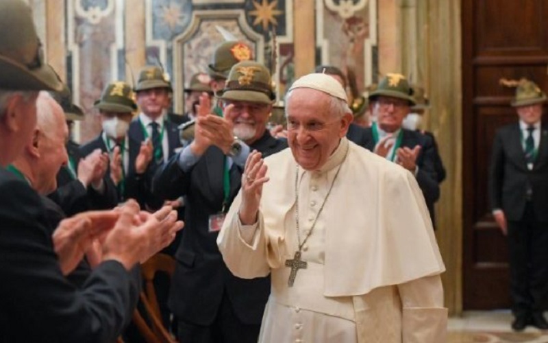 Paus Fransiskus Dilarikan ke Rumah Sakit karena Infeksi Pernapasan