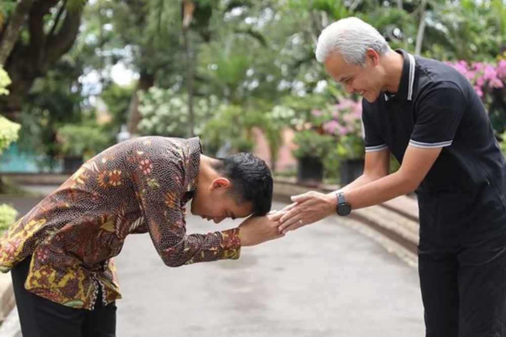 Viral Gibran Cium Tangan Ganjar, Gegara Beda Sikap soal Israel di Piala Dunia U-20?