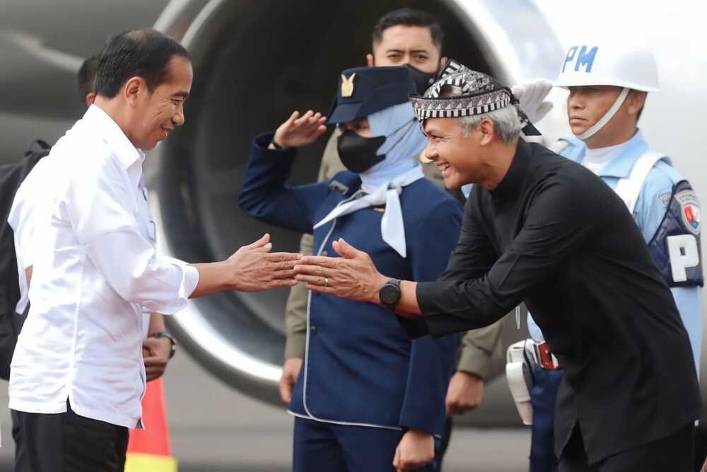 Ganjar dan Jokowi Bertemu di Bandara Solo, Tepis Isu Renggang Gegara Piala Dunia U20?