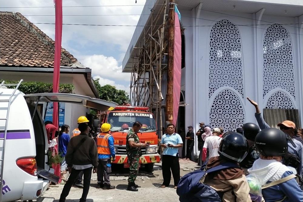 Merenovasi Masjid di Godean, Pekerja Kesetrum dan Terluka Bakar