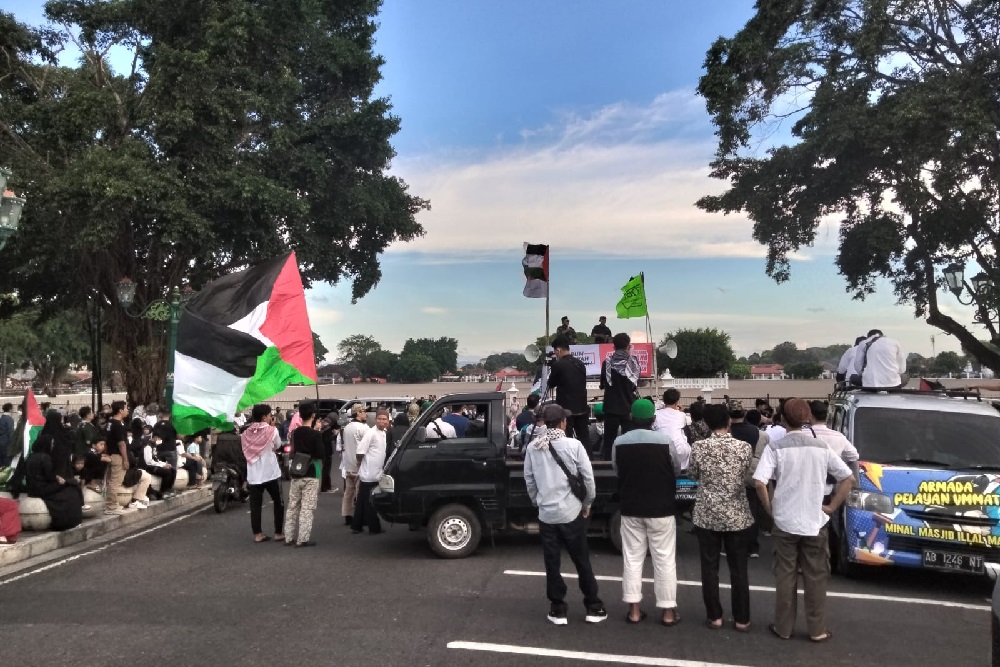 Ratusan Massa Gelar Aksi Dukungan untuk Palestina di Titik Nol Kilometer Jogja