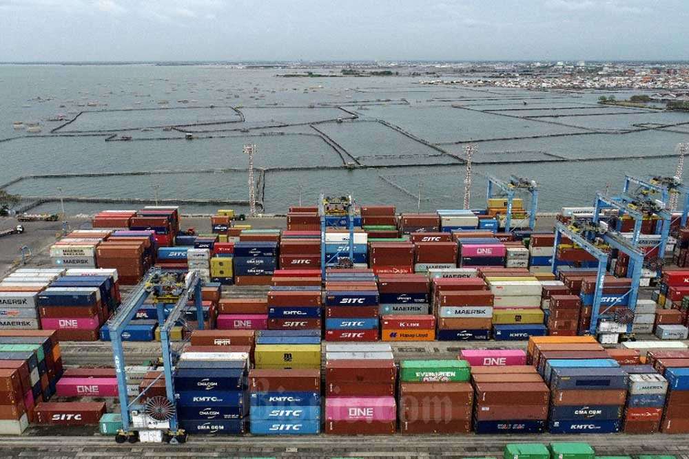 Amankan Pasokan Logistik saat Lebaran, Bongkar Muat Pelabuhan Tetap Berjalan