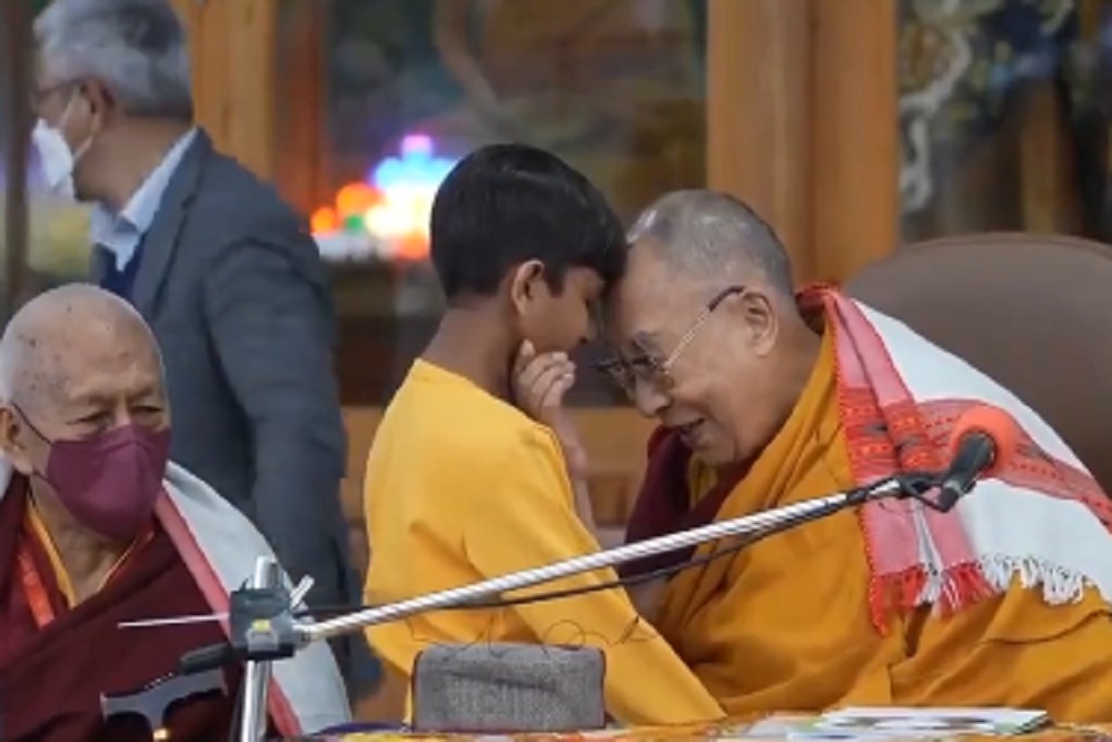 Kasus Dalai Lama Cium Bocah Makin Panas, Tengok Video Ini